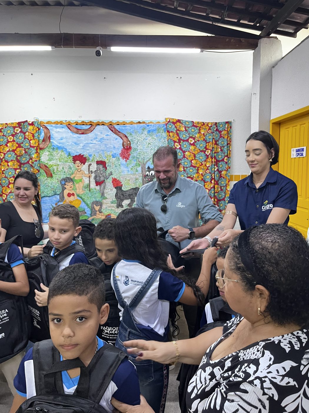 Entrega dos kits escolares na Escola de Ensino Fundamental Clodoaldo Pedro da Silva