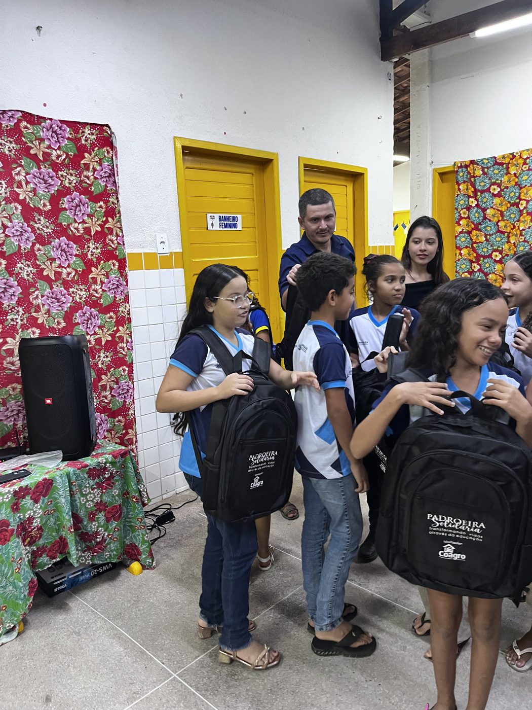 Entrega dos kits escolares na Escola de Ensino Fundamental Clodoaldo Pedro da Silva