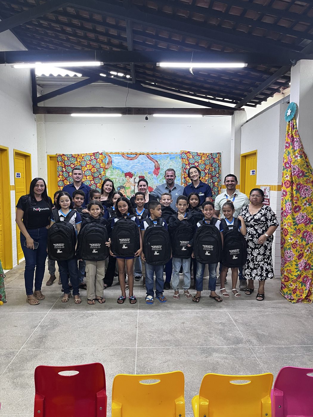 Entrega dos kits escolares na Escola de Ensino Fundamental Clodoaldo Pedro da Silva