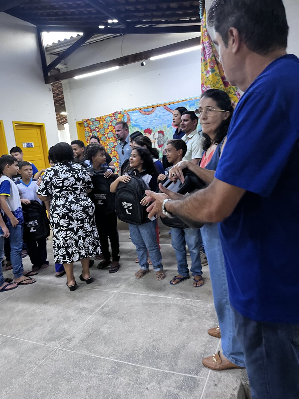 Entrega dos kits escolares na Escola de Ensino Fundamental Clodoaldo Pedro da Silva