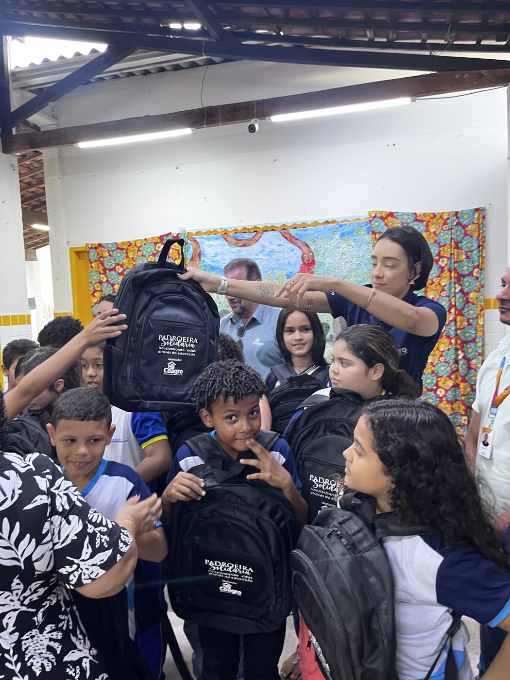 Entrega dos kits escolares na Escola de Ensino Fundamental Clodoaldo Pedro da Silva