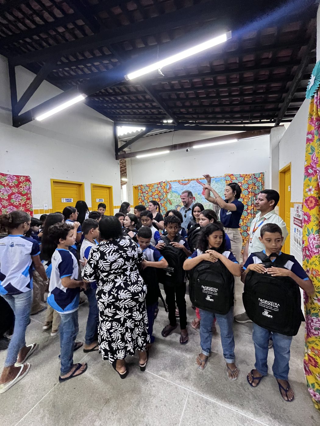 Entrega dos kits escolares na Escola de Ensino Fundamental Clodoaldo Pedro da Silva